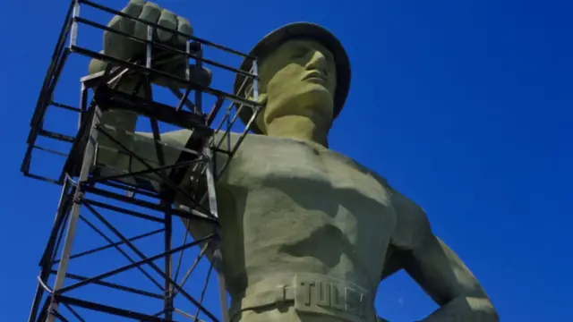 Статуя добувача нафти