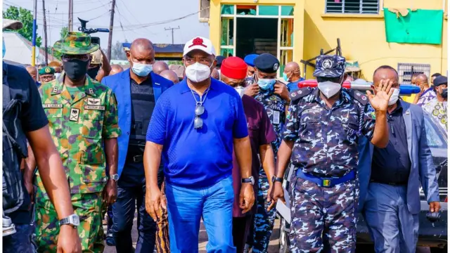 Govnor Uzodinmma with security personnel