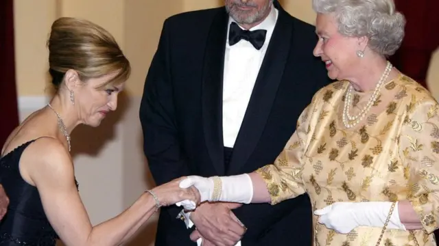 تصافح الملكة إليزابيث الثانية الكثير من الناس ضمن واجباتها الملكية، لكنها لا تكاد تخرج لمقابلة الجمهور من دون القفازات