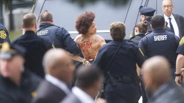 Mujer detenida durante el juicio contra Bill Cosby
