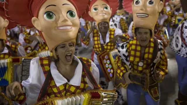 सांबोड्रोमो नाम से मशहूर इस कार्निवाल में दुनियाभर से सांबा सिखाने वाले स्कूल भागीदारी करते हैं.