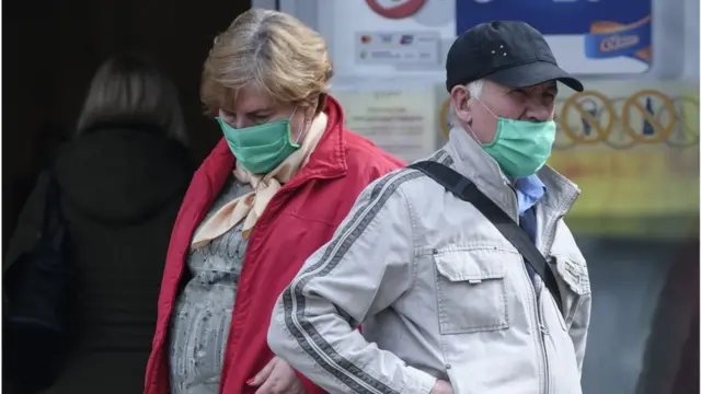 жінка і чоловік у масках