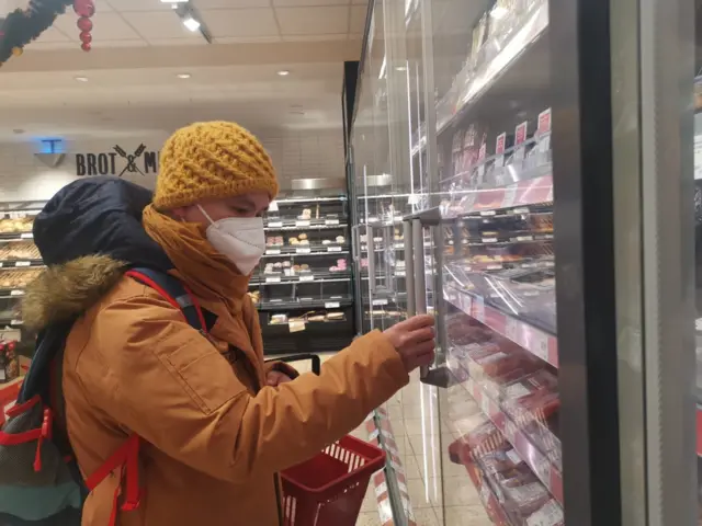 พระปัญญา สีสัน ในซูเปอร์มาร์เก็ตในเยอรมนี