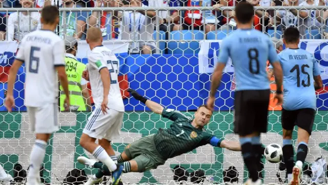 El portero Igor Akinfeev es sorprendido por Suárez que remata al sitio donde se suponía debía haber estado él.