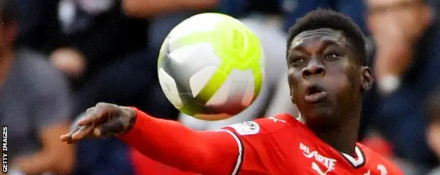 사르는 사디오 마네를 배출한 세네갈 'Generation Foot' 아카데미 출신이다. 그는 바르셀로나의 영입 제안을 거부하고 렌에 합류했다