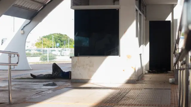 Pessoa deitadasport x santa cruzestação abandonada do VLT