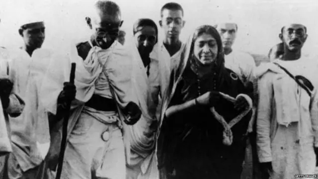 ਗਾਂਧੀ ਨੇ ਸਰੋਜਨੀ ਨਾਇਡੂ (ਸੱਜੇ) ਨੂੰ ਕਾਂਗਰਸ ਪਾਰਟੀ ਦੀ ਅਗਵਾਈ ਕਰਨ ਲਈ ਨਿਯੁਕਤ ਕੀਤਾ