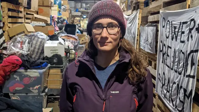 Marguerite Combes dans un entrepôt à Calais