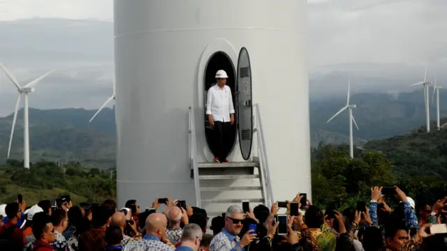 Presiden Joko Widodo keluar dari turbin kincir angin usai meresmikan Pembangkit Listirk Tenaga Bayu (PLTB) di Desa Mattirotasi, Kabupaten Sidrap, Sulawesi Selatan, Senin (2/7).