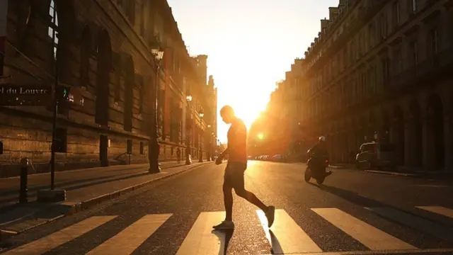 คนเดินข้ามถนน