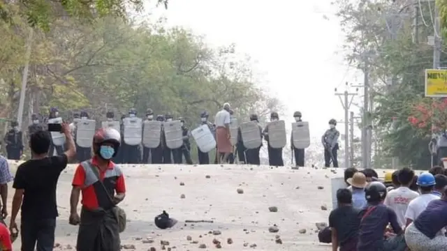 နောက်ထပ်ဆန္ဒပြမဲ့သူတွေကို ရပ်တန့်စောင့်ဆိုင်းနေစဥ်မှာပဲ ရဲတွေဟာ ရဲစခန်းရှေ့ကနေချီတက်လာ