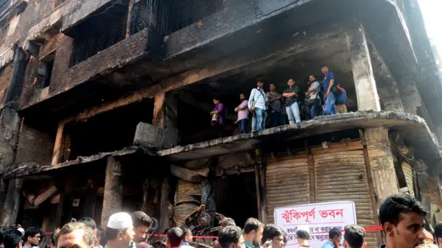 বিধ্বস্ত চুড়িহাট্টায় ঝুঁকিপূর্ণ বহুতল।