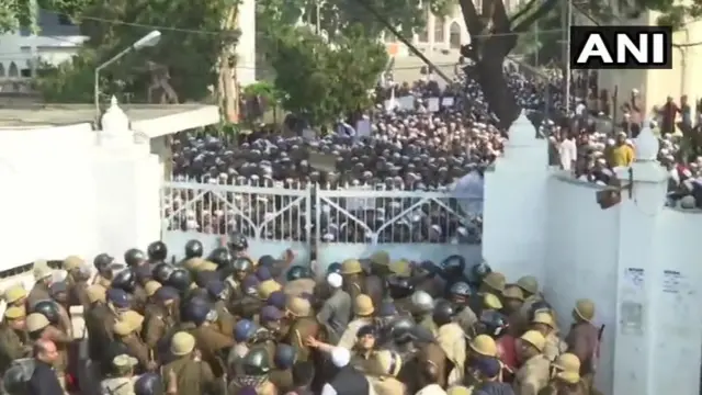 போராட்டத்தில் ஈடுபட்ட லக்னோ கல்லூரி மாணவர்கள்