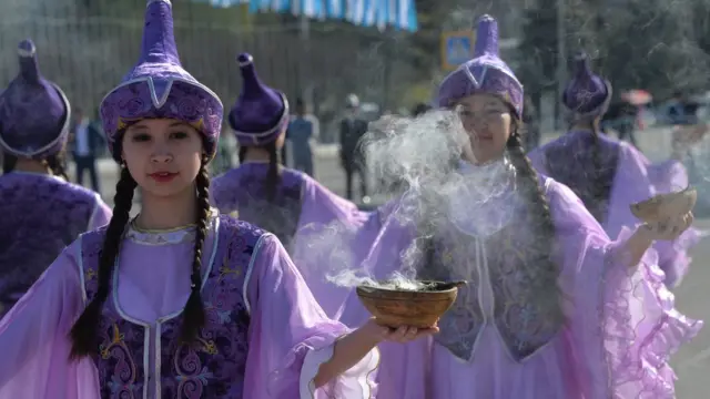 Миллий либосдаги қирғиз қизлари