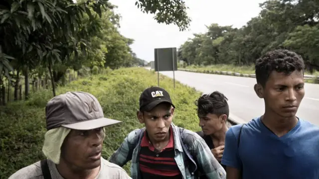 अमरीका के रास्ते में आगे बढते हुए लोग