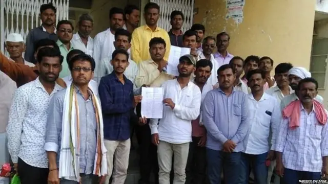 पीक विमा मिळावा, या मागणीचं निवेदन ताकतोडाच्या ग्रामस्थांनी तहसिलदारांना दिलं आहे.