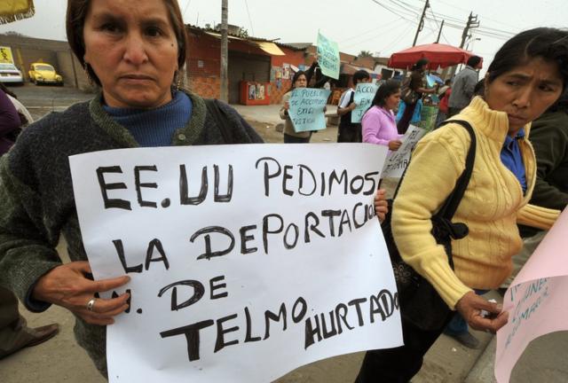Familiares de víctimas sujetan carteles y exigen justicia por el caso Accomarca en 2010.