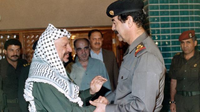 Yasser Arafat (esquerda) com Saddam Hussein (foto de arquivo)