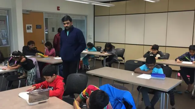 "பள்ளியை நடத்த பெற்றோர்கள் ஆசிரியர்கள் ஆனார்கள்