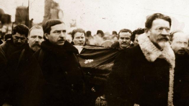 Các lãnh đạo cộng sản Liên Xô đưa quan tài Lenin từ ga Paveletsky về Dom Soyouson, tháng 1/1924
