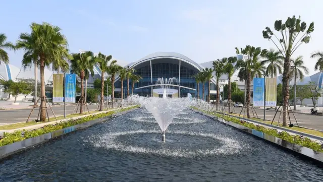 Khung cảnh bên ngoài Trung tâm báo chí APEC