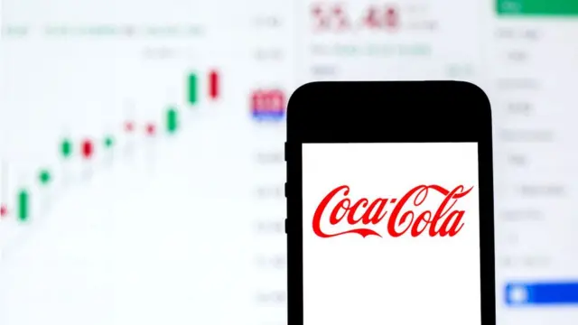 Celular com a logomarca da Coca-Cola