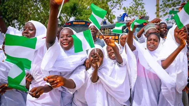 Dalibai na cikin wadanda suka tarbi Shugaba Buhari