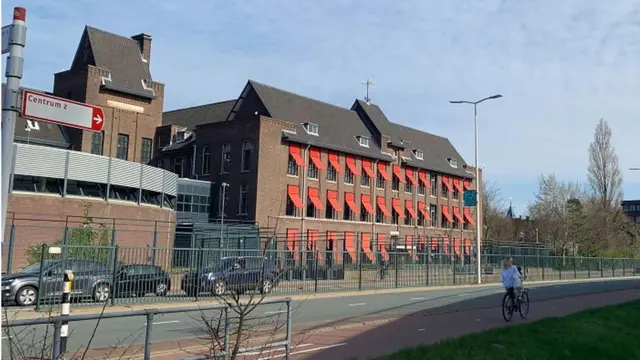 Sud se nalazi u Međunarodnoj zoni i unutra nije dozvoljeno fotografisanje