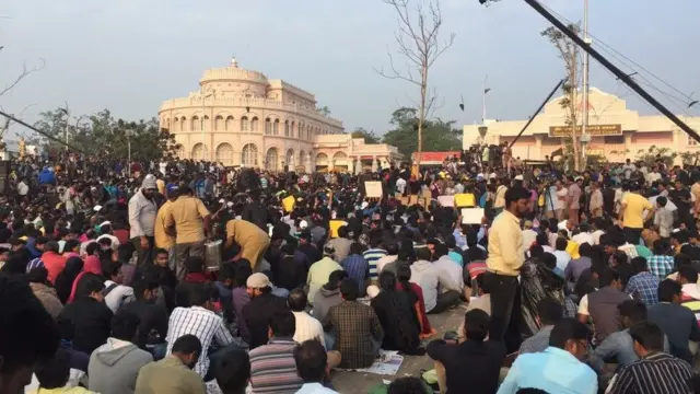 போராட்ட இடத்தில் அலைமோதும் போராட்டக்காரர்கள்