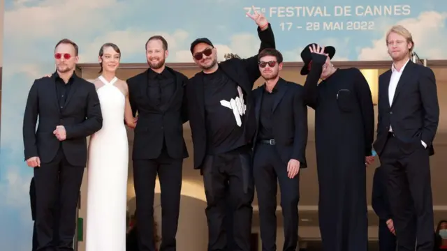 أليونا ميخائيلوفا، أودين لوند بيرون، كيريل سيربرينكوف، فيليب أفديف، أوكسميرون يحضرون عرض "تشايكوفسكي وايف" خلال مهرجان كان السينمائي السنوي الـ 75 في 18 مايو/أيار 2022