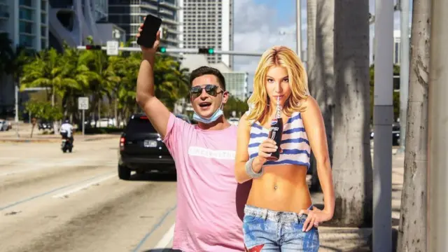 Dentista Felipe Servat com segura uma "Britney Spears"um protesto ao lado do American Airlines Arena no dia 11fevereiro2021Miami, Florida