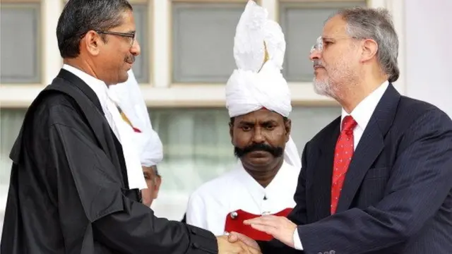 2013 में दिल्ली के तत्कालीन उपराज्यपाल नजीब जंग के साथ