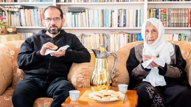 Les familles musulmanes accueillent les invités chez elles en leur offrant du café et du maamoul