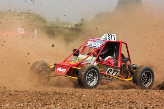 سيارة وسط كومات من التراب