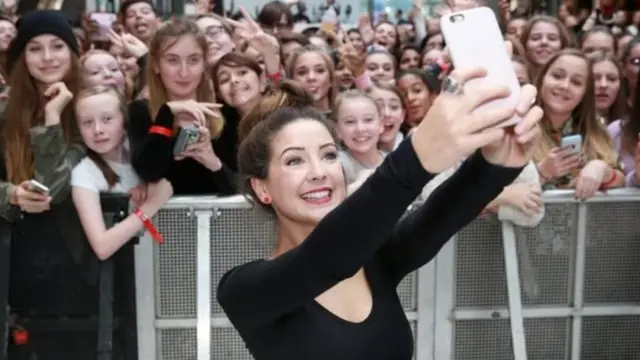 زویی ساگ که اینفلوئنسر است، در یوتیوب ۱۲ میلیون فالور و بیش از یک میلیون فالور در اینستاگرام دارد