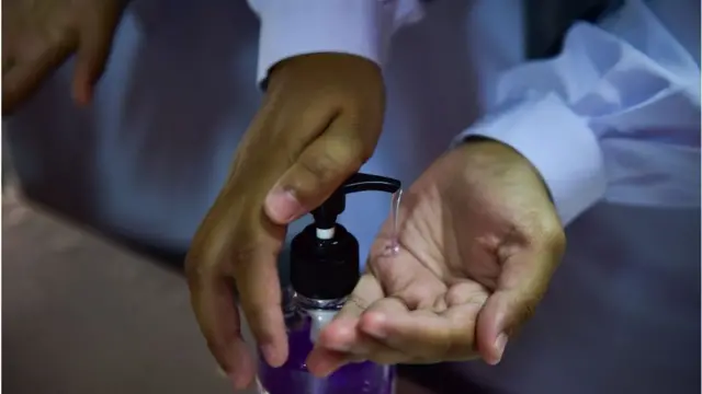 Eeyan kan n fi ọṣẹ apakokoro ọwọ fọ ọwọ rẹ