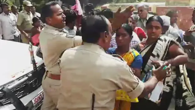 మహిళల్ని నెడుతున్న పోలీసులు