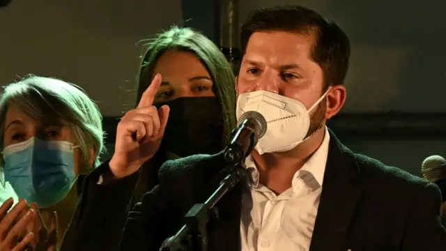 Gabriel Boric, del izquierdista partido Apruebo Dignidad, se dirige a sus partidarios tras el cierre de las urnas
