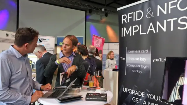 Dos personas en un stand del festival de tecnología vestible, en Berlín, en junio de 2017