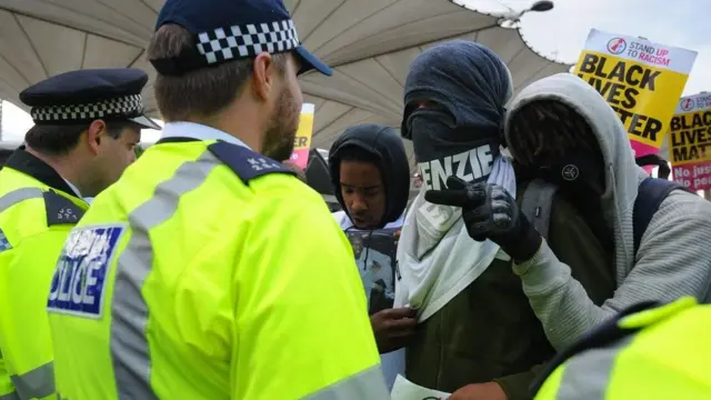 Полицейские и протестующие