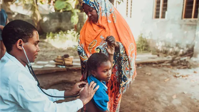 Docteur examinant un enfant