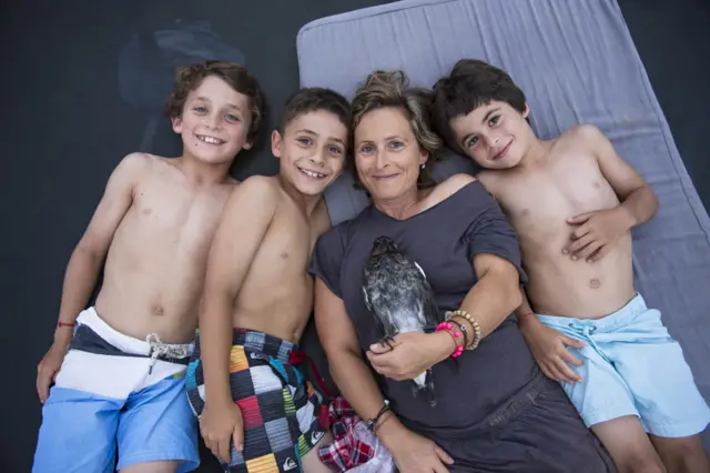 Sam y sus hijos con el pájaro