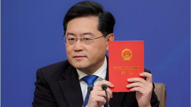 中国两会:新任外长秦刚强硬回应中美气球事件,称中俄关系是典范 - BBC News 中文