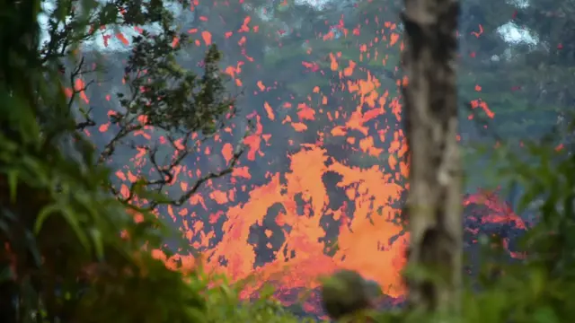 ਜਵਾਲਾਮੁਖੀ ਵਿੱਚੋਂ ਫੁਟਦਾ ਹੋਇਆ ਲਾਵਾ