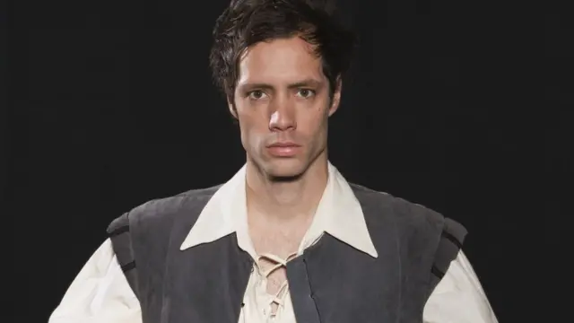 Фотография мужчины в средневековом костюме