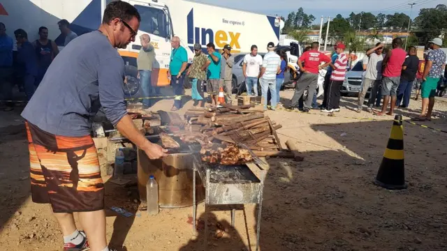 Homem faz churrasco à beirabetano bonus boas vindasrodovia