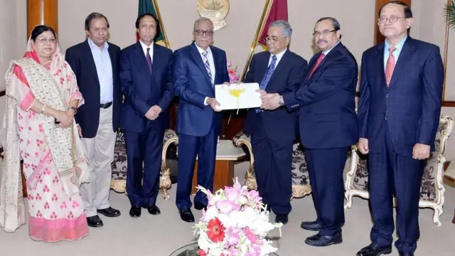 সার্চ কমিটির সদস্যরা প্রস্তাবিত নামের তালিকা তুলে দিচ্ছেন রাষ্ট্রপতির হাতে