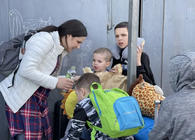 Una madre ucraniana con cuatro menores en el cruce de San Ysidro el 22 de marzo de 2022.