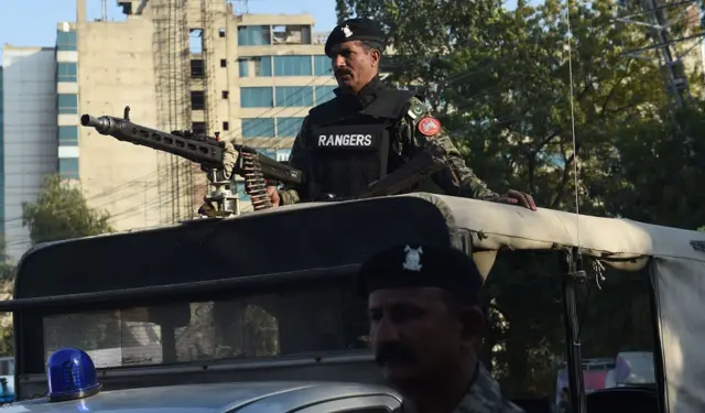 स्टेडियम के बाहर पाक रेंजर्स