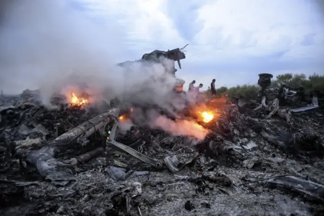 Malezya Hava Yolları'na ait MH17 uçağın enkazı